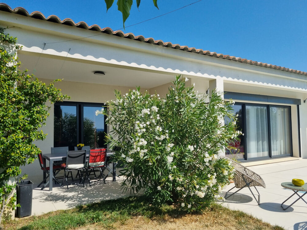 Maison récente avec piscine et vue panoramique