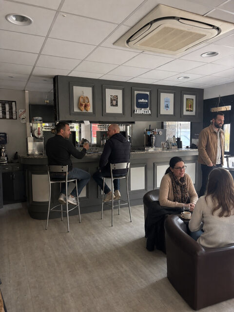   Vend Mur et fonds de commerce hôtel restaurant 2 * - Ardèche verte - 6 chambres, 80 couverts + terrasse , park 