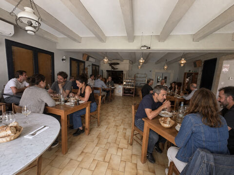   Vend Mur et fonds de commerce hôtel restaurant 2 * - Ardèche verte - 6 chambres, 80 couverts + terrasse , park 
