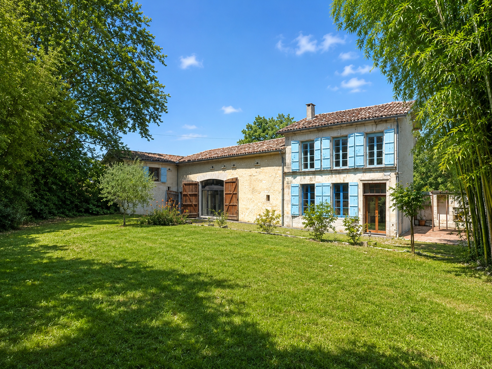 Maison 9 pièces 506 m² · à Barbezieux St Hilaire · 506 m² · 650 000 €