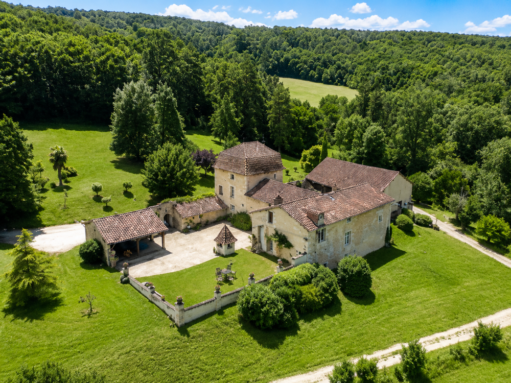 CHATEAU AVEC GITE AU COEUR DU PERIGORD