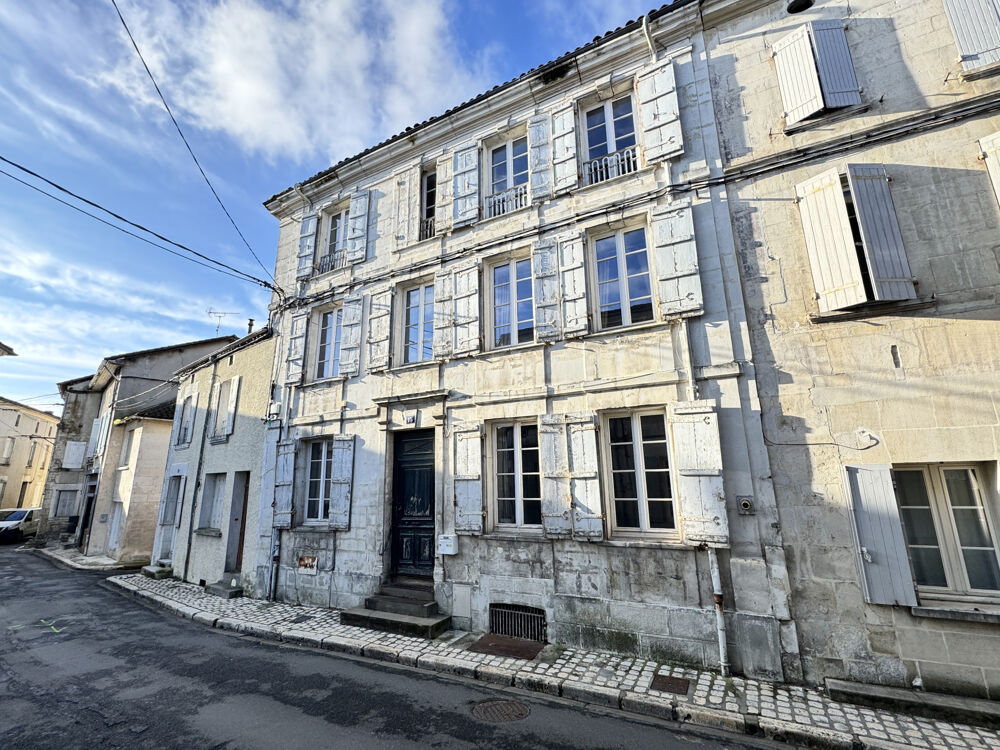 MAISON BOURGEOISE AVEC COUR JARDIN ET GARAGE