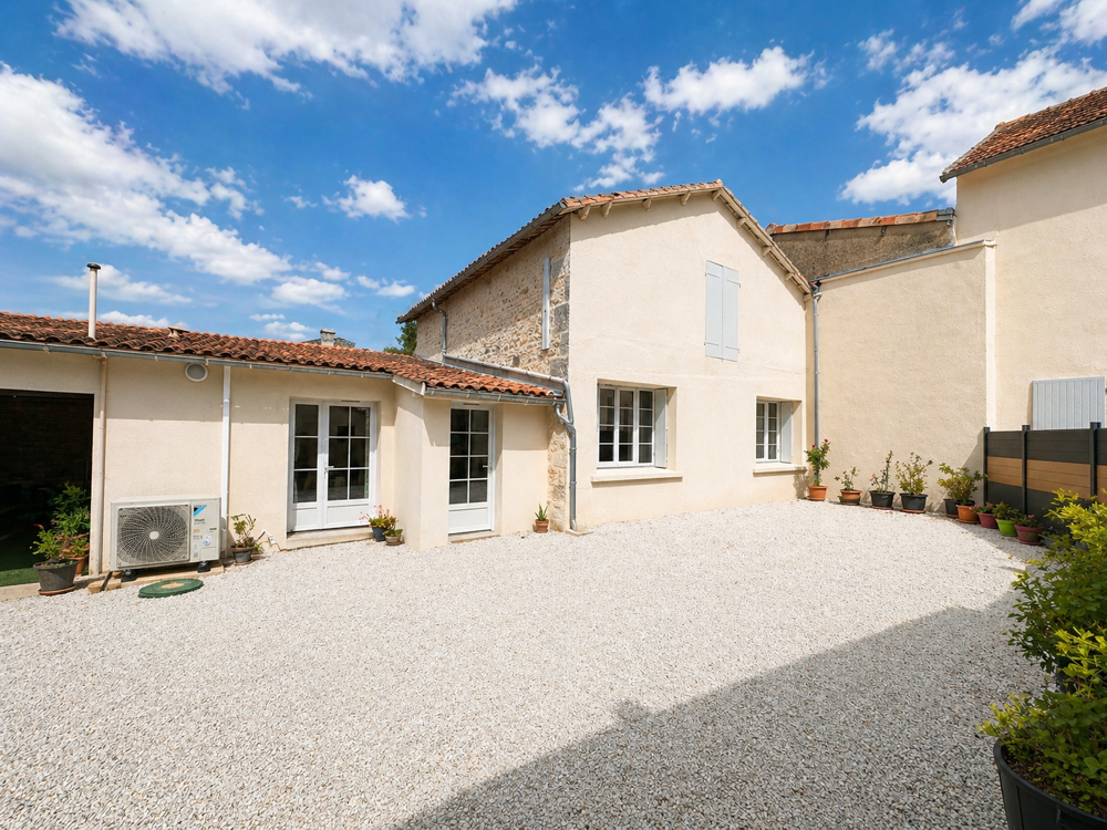 MAISON DE VILLAGE AVEC DEPENDANCES