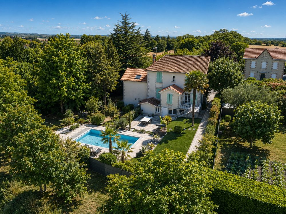 MAISON DE VILLE AVEC PISCINE