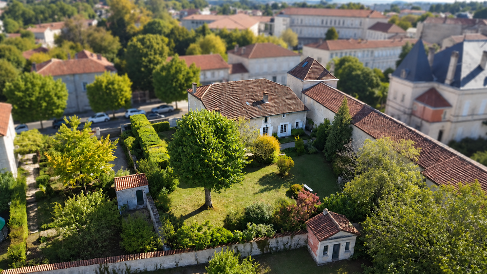 Vente Maison MAISON ANCIENNE EN COEUR DE VILLE AVEC JARDIN ET GARAGE Barbezieux st hilaire