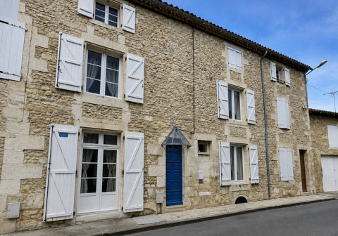   MAISON DE VILLE AVEC COUR Maison - 6 pièce(s) - 146 m²