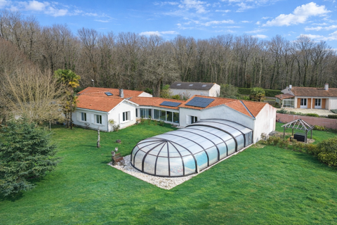   BEL ENSEMBLE AVEC GITE ET VASTE TERRAIN EN ZONE CONSTRUCTIBLE Maison - 13 pi�ce(s) - 381 m�