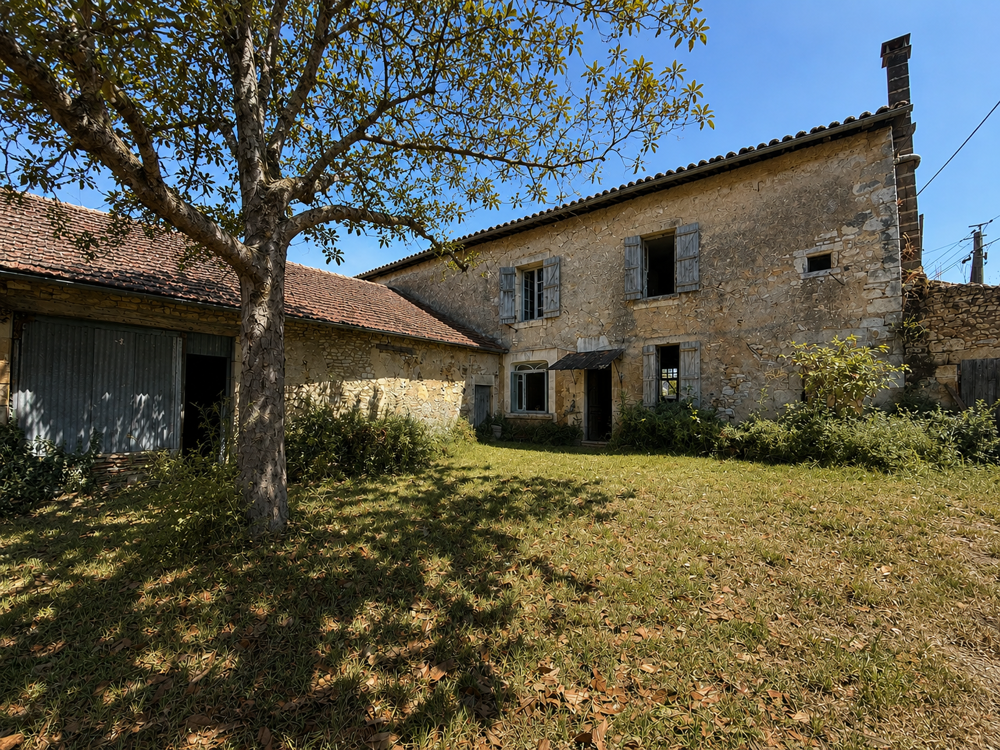 Maison 5 pièces 160 m² · à La Rochefoucauld en An... · 160 m² · 77 000 €