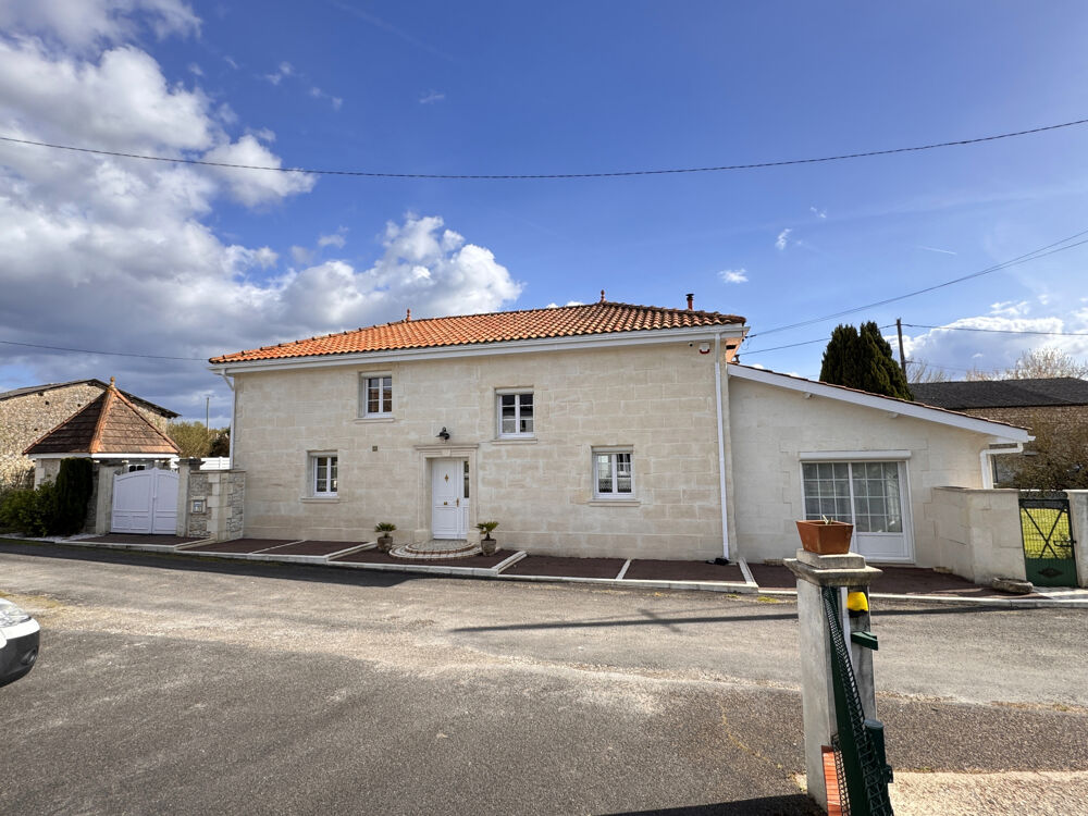 MAISON DE VILLAGE AVEC PISCINE ET DEPENDANCES
