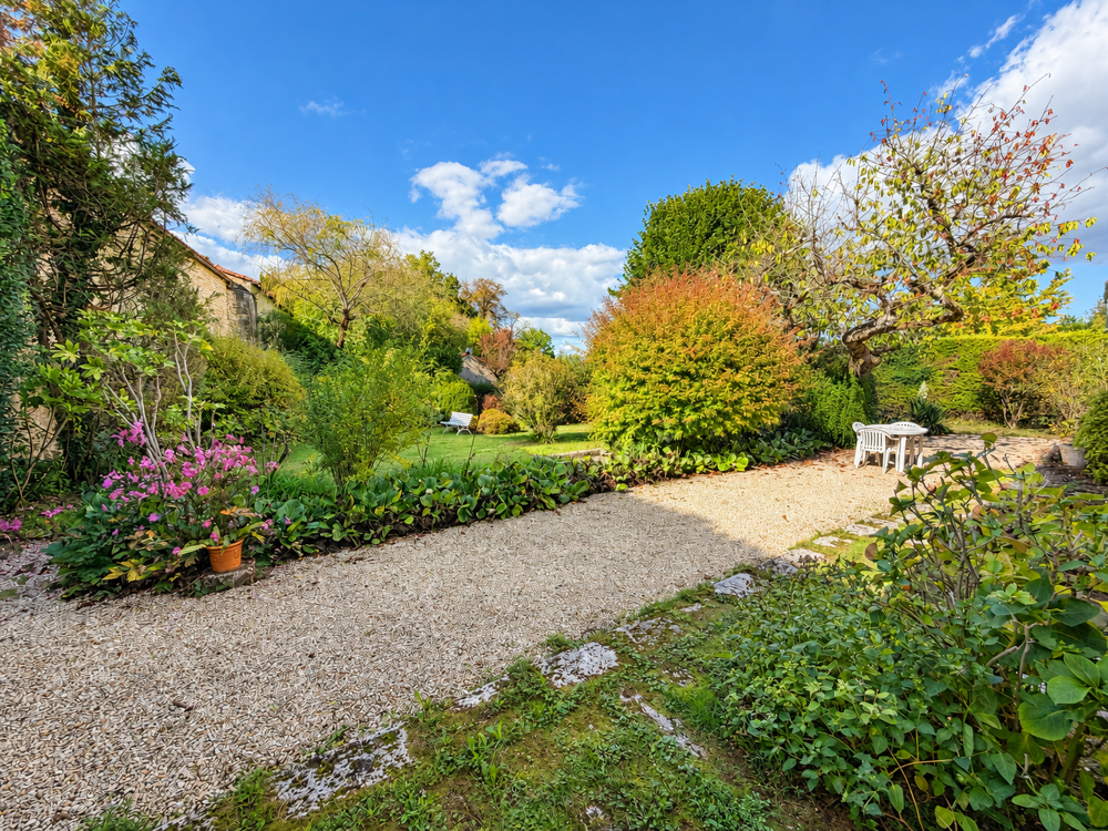 Vente Maison MAISON ANCIENNE EN COEUR DE VILLE AVEC JARDIN ET GARAGE Barbezieux st hilaire