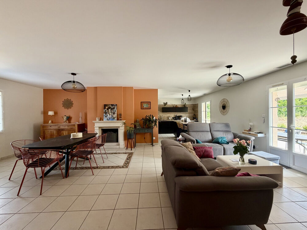 MAISON DES ANNEES 2000 RENOVE AVEC BEL EXTERIEUR, PISCINE ET POOLHOUSE.