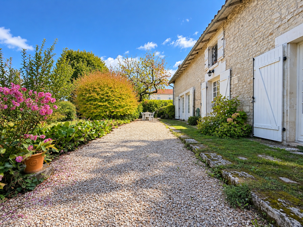 Vente Maison MAISON ANCIENNE EN COEUR DE VILLE AVEC JARDIN ET GARAGE Barbezieux st hilaire