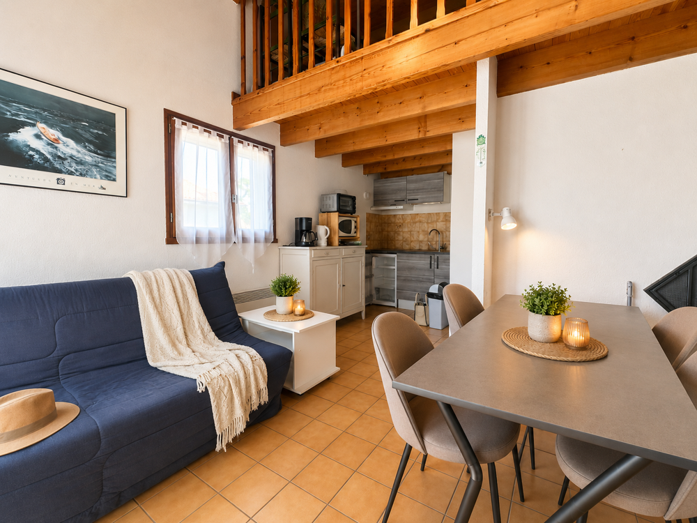 STUDIO/MEZZANNINE PROCHE PLAGES ET COMMERCES