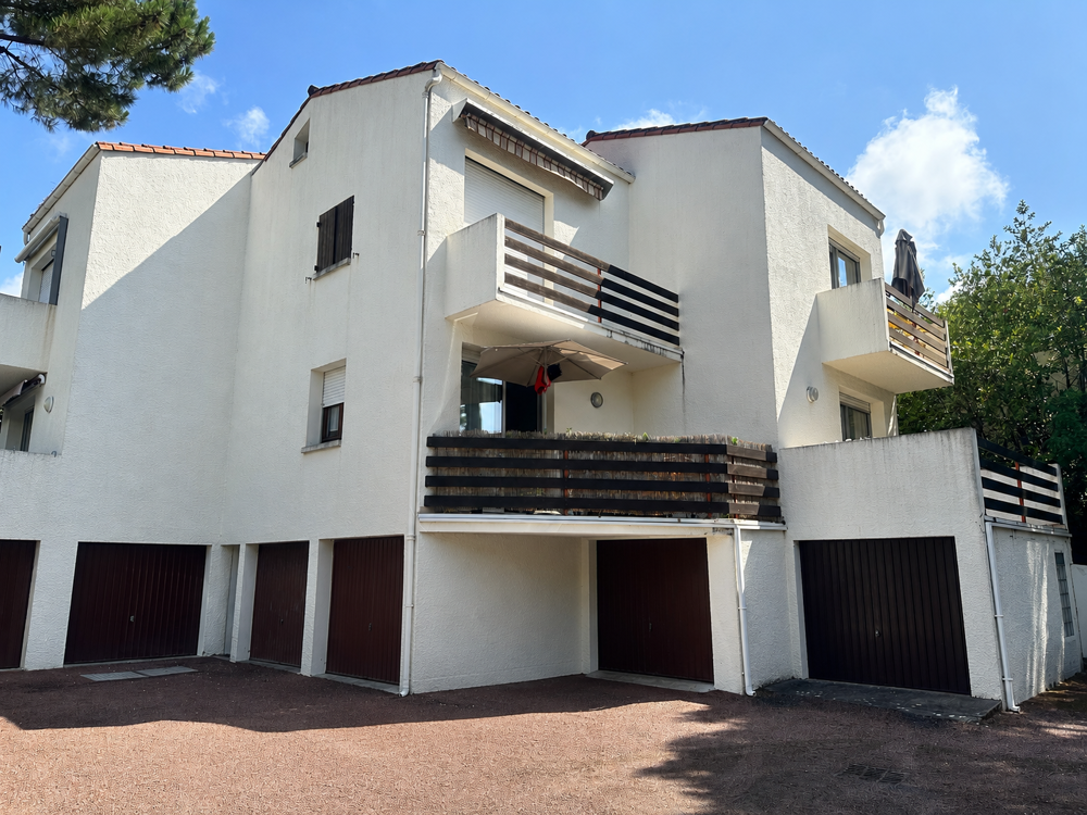 STUDIO/MEZZANNINE PROCHE PLAGES ET COMMERCES