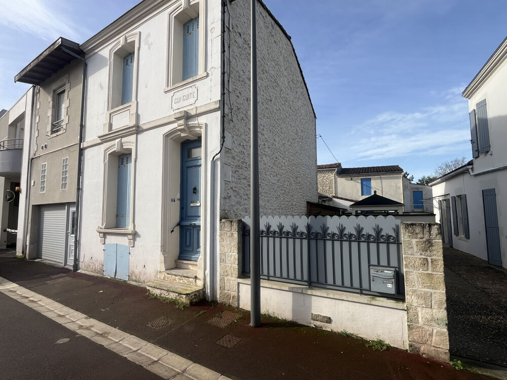 MAISON COEUR DE VILLE AVEC COUR A 300 M DE LA PLAGE