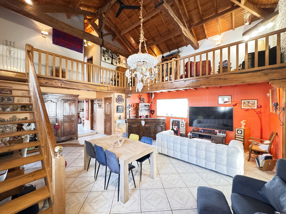 MAISON DE VILLAGE AVEC PISCINE ET DEPENDANCES