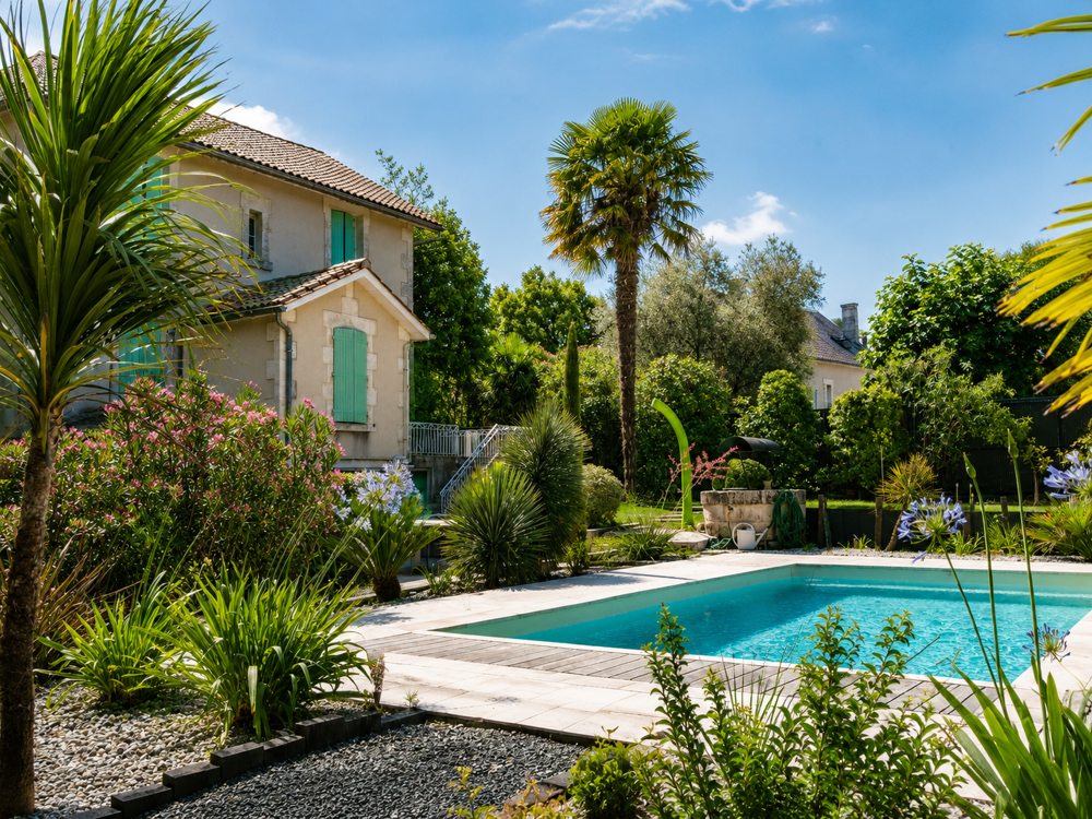 MAISON DE VILLE AVEC PISCINE