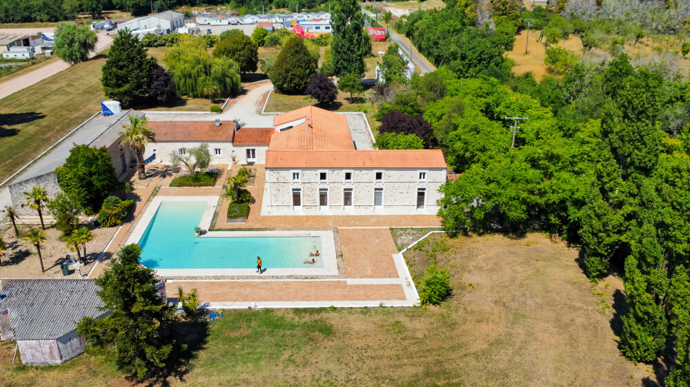 Vente Propriété/Château DEMEURE EN PIERRE AVEC PARC ET GRAND TERRAIN Chaillevette