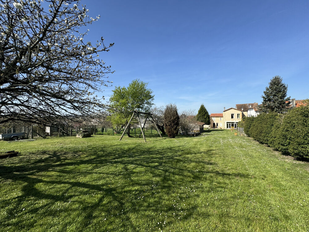 MAISON DE VILLE AVEC GRAND JARDIN