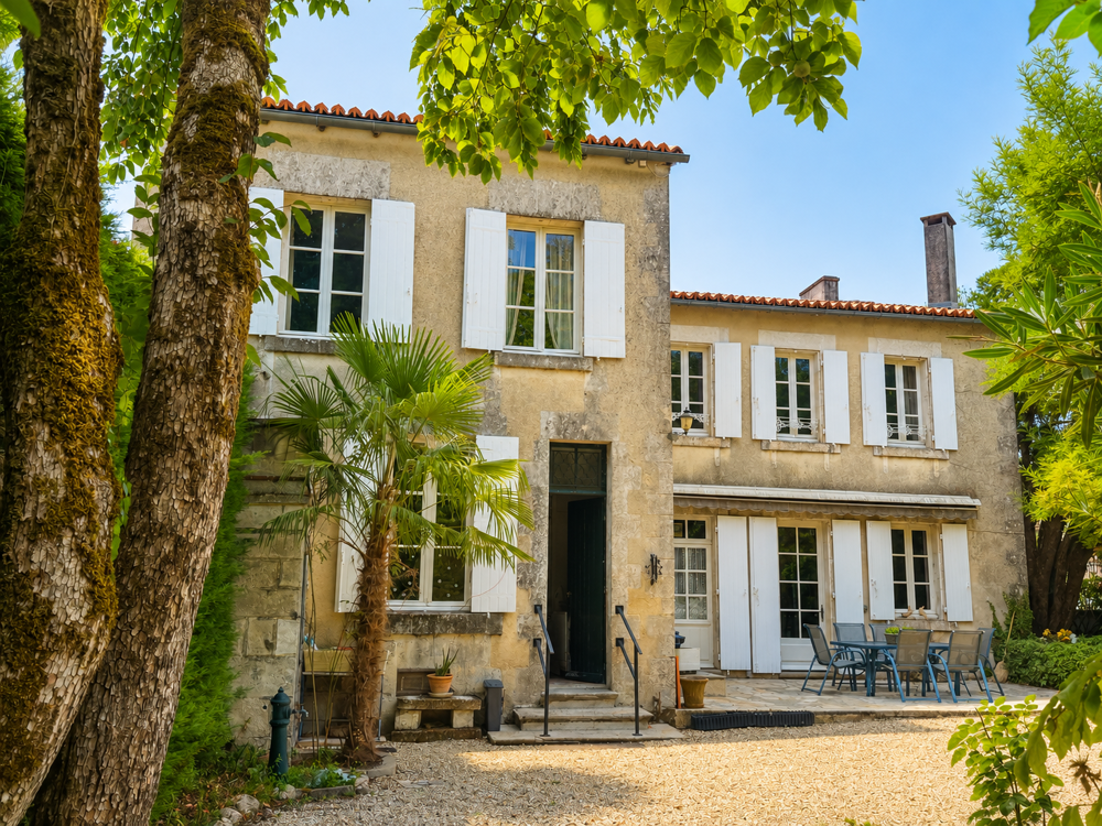 MAISON BOURGEOISE AVEC PARC ET PISCINE EN COEUR DE VILLE
