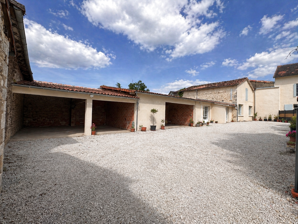 MAISON DE VILLAGE AVEC DEPENDANCES