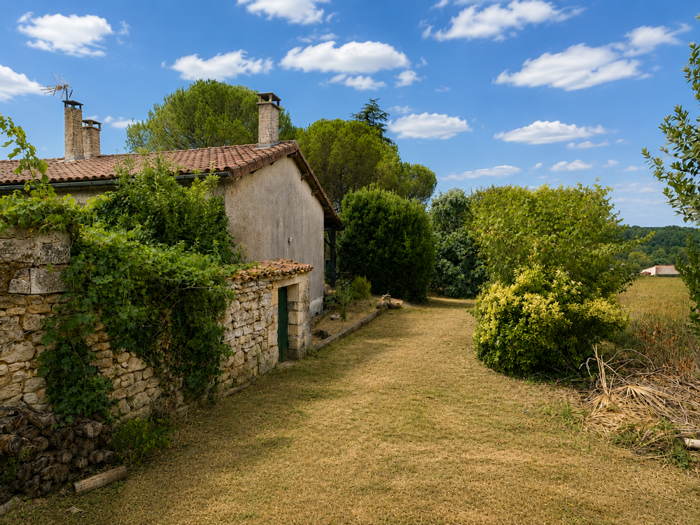 MAISON ANCIENNE RENOVEE AVEC BEAU JARDIN