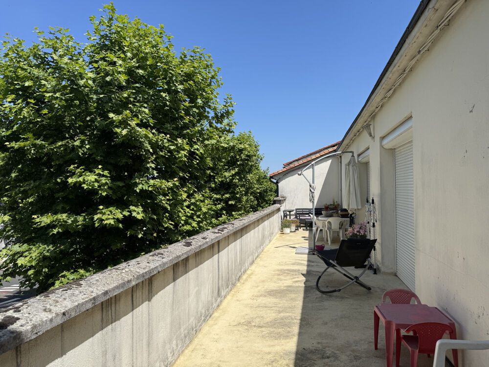 Vente Immeuble ENSEMBLE IMMOBILIER AVEC LOCAL COMMERCIAL ET LOGEMENT AVEC JARDIN Barbezieux st hilaire