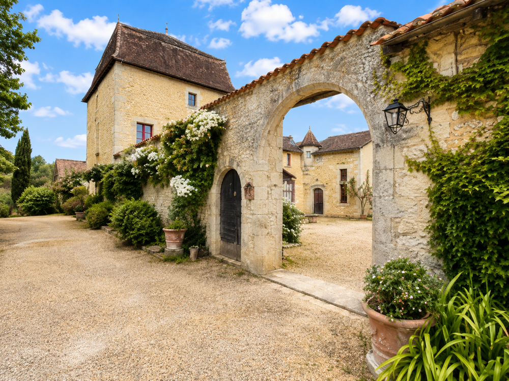 CHATEAU AVEC GITE AU COEUR DU PERIGORD