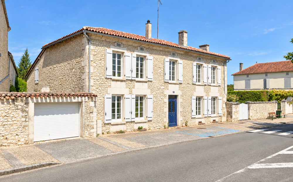 Vente Maison MAISON ANCIENNE EN COEUR DE VILLE AVEC JARDIN ET GARAGE Barbezieux st hilaire