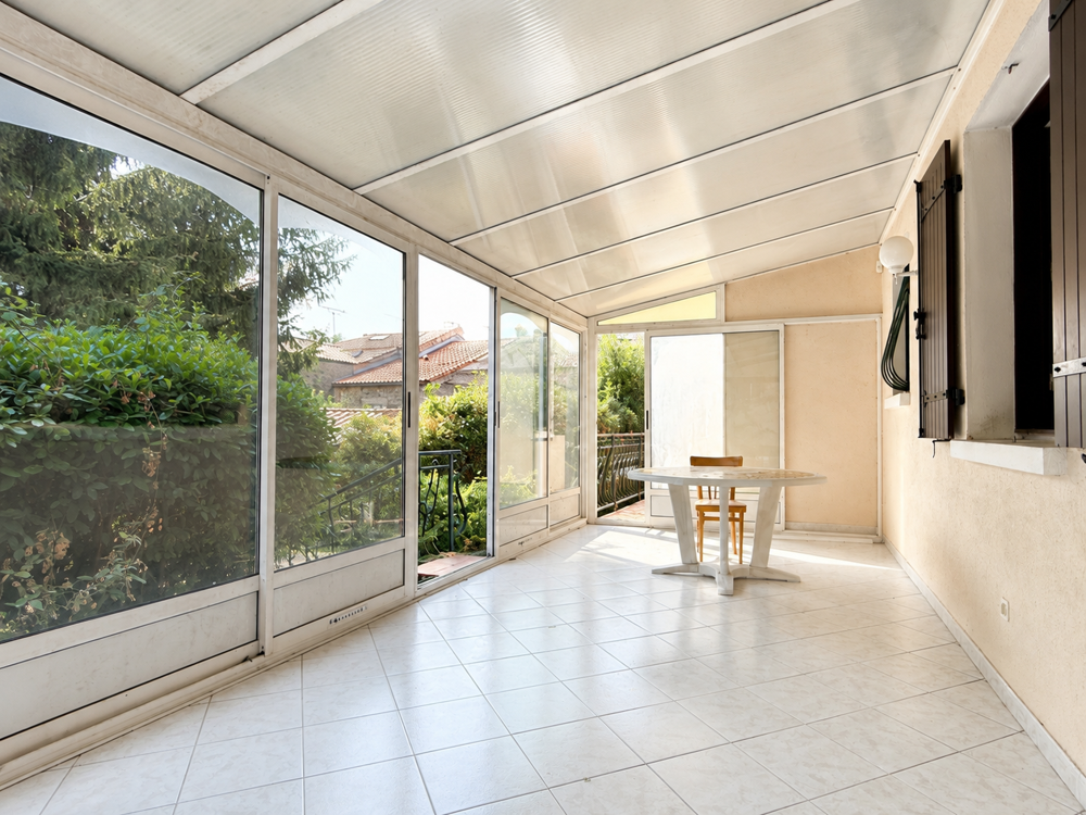 PAVILLON SEMI-ENTERRE AVEC JARDIN