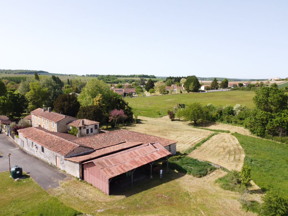 ANCIENNE FERME NOMBREUSES DÉPENDANCES SOURCES ET LAVOIR