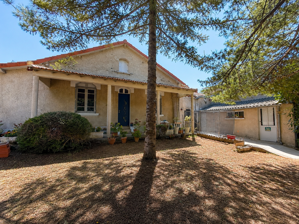 ENSEMBLE IMMOBILIER AU BORD DE LA CHARENTE
