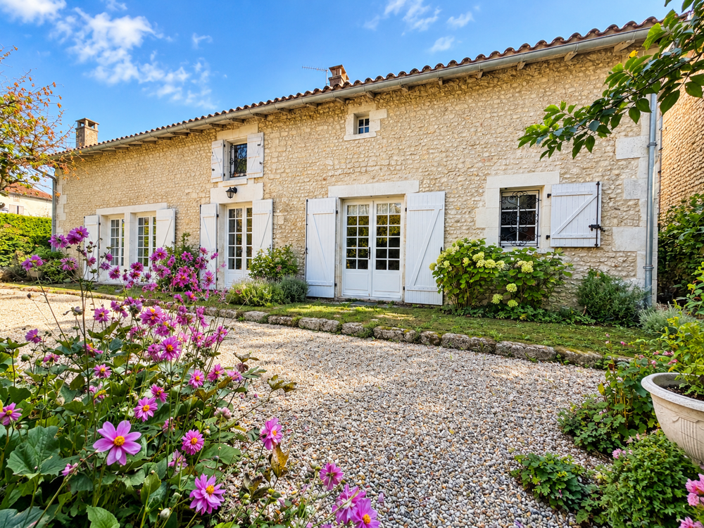 Vente Maison MAISON ANCIENNE EN COEUR DE VILLE AVEC JARDIN ET GARAGE Barbezieux st hilaire
