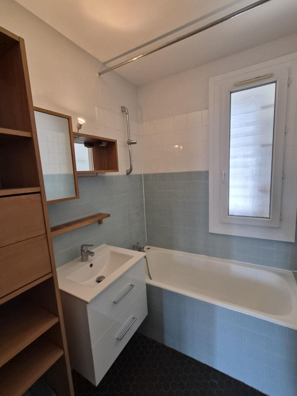 T2 CHORRIER BERRIAT DERNIER ETAGE AV ASCENSEUR