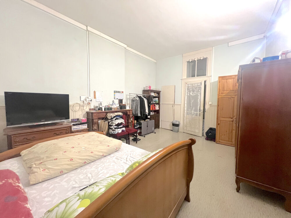 Immeuble de 350m2 avec garage, terrasse et cave.