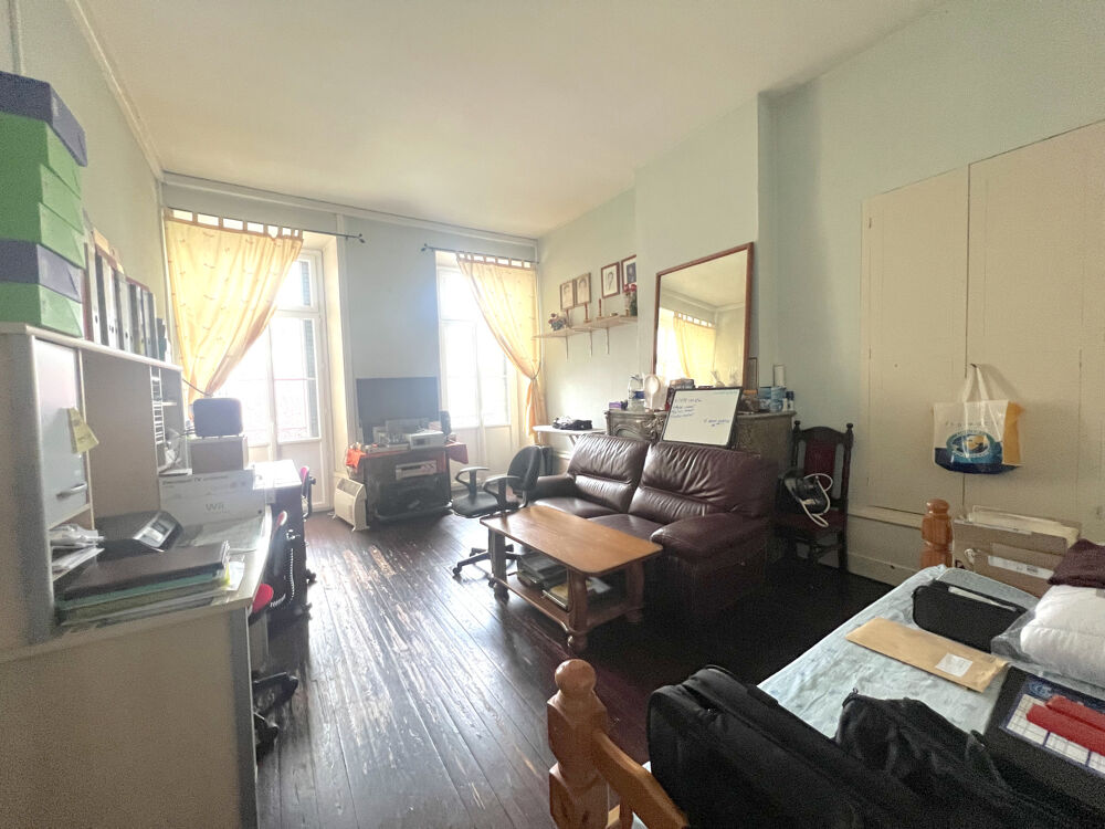 Immeuble de 350m2 avec garage, terrasse et cave.