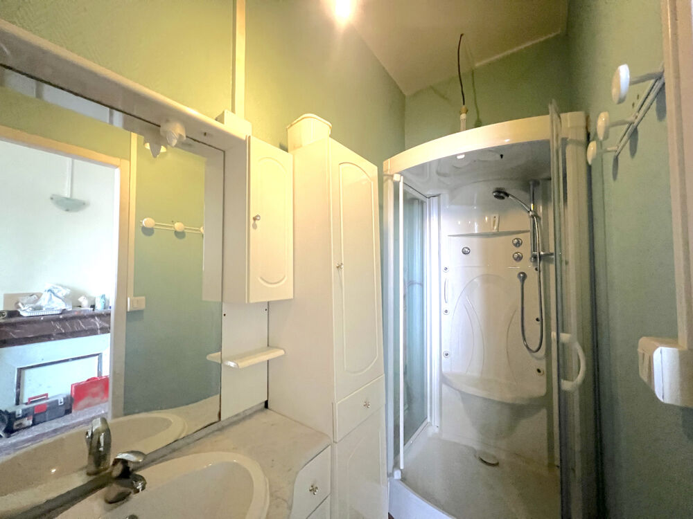 Immeuble de 350m2 avec garage, terrasse et cave.