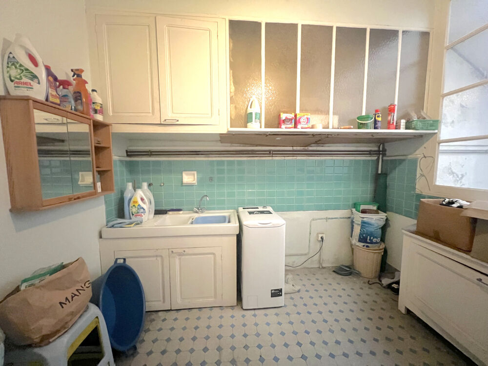 Immeuble de 350m2 avec garage, terrasse et cave.