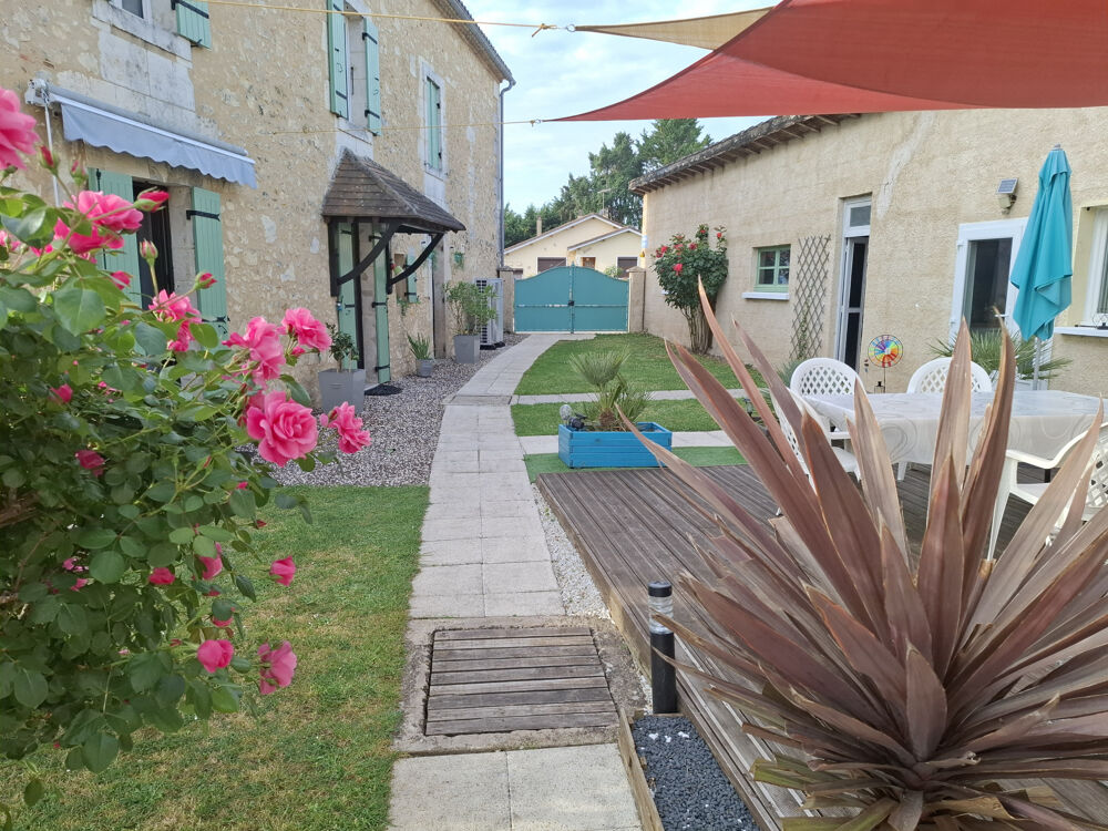 Ensemble de caractère en pierre avec maison d'habitation 208 m2 et chambres d'hôtes