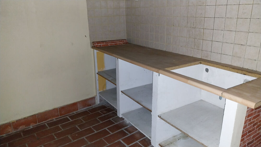 Vente Maison Proche de Ribérac. Maison de trois chambres avec garage, cave et atelier St martin de riberac