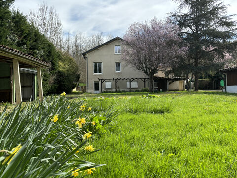 Maison spacieuse de 6 chambres et T1 en bord de rivière avec dépendances 265000 Chteau-l'vque (24460)