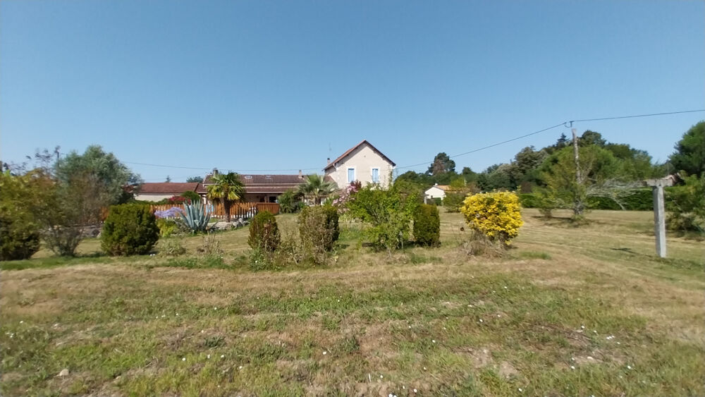 Dans un hameau à proximité de Périgueux, Maison en Pierre avec une piscine et 2ha de terrain