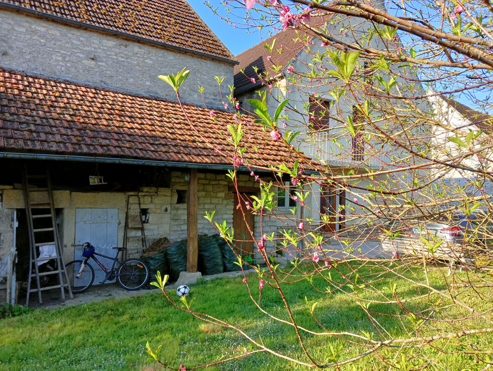 Maison de village a rafraîchir située aux portes du parc régional du Morvan