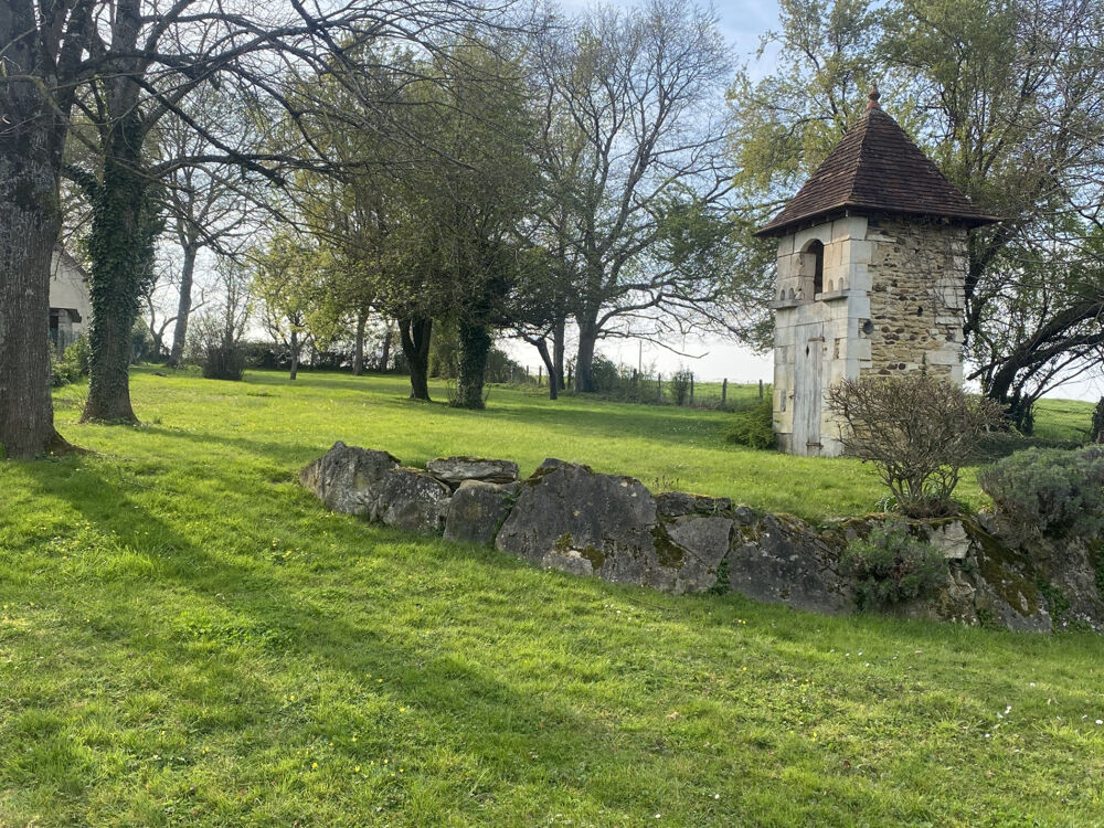 Vente Propriété/Château Agréable maison située  dans un écrin de verdure  à seulement 12 Mn d' AUXERRE. Escamps