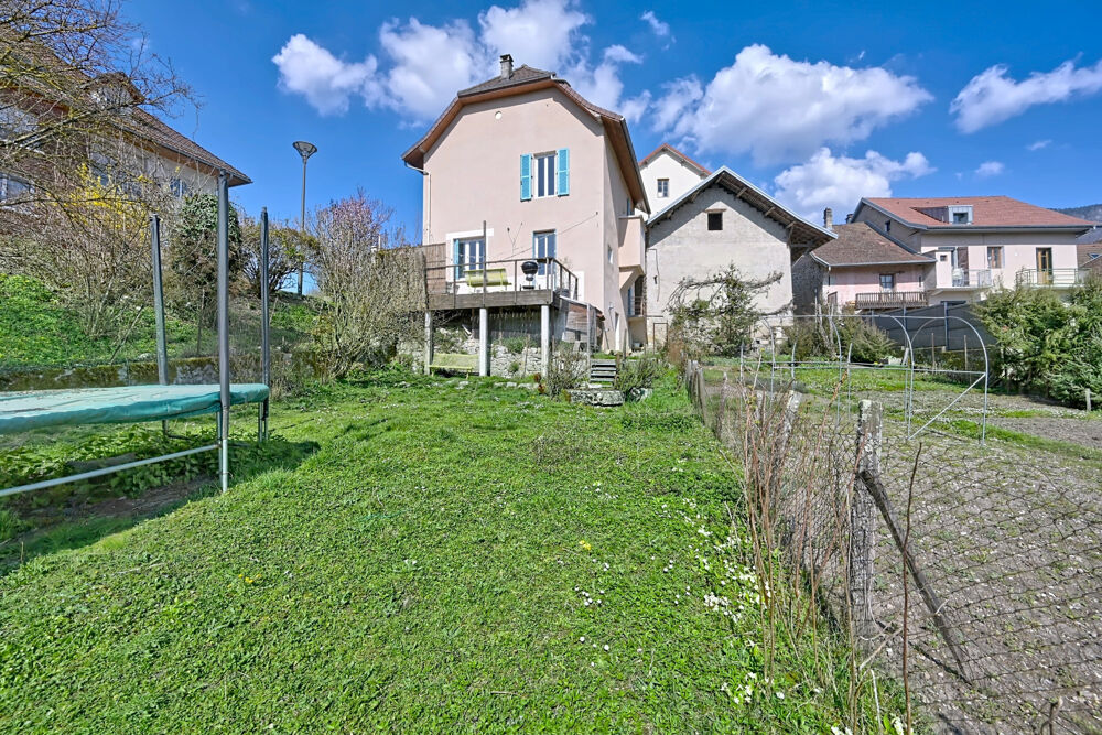 NOVALAISE centre village