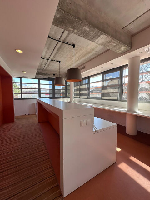   Espace Affaires Premium : Bureaux de plus de 200m2 + stationnements. 