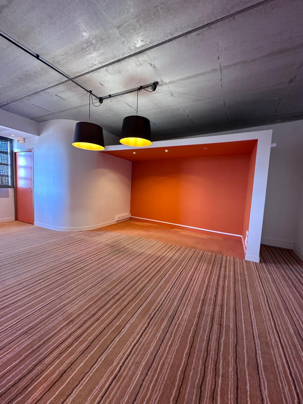   Espace Affaires Premium : Bureaux de plus de 200m2 + stationnements. Annecy