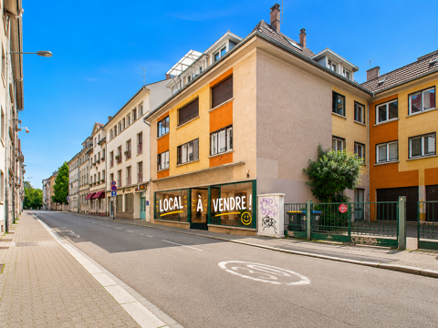   Grand local de 109 m2 + 63m2 de cave/stockage - Divisible en 2 espaces distincts - QUAI DES BATELIERS 