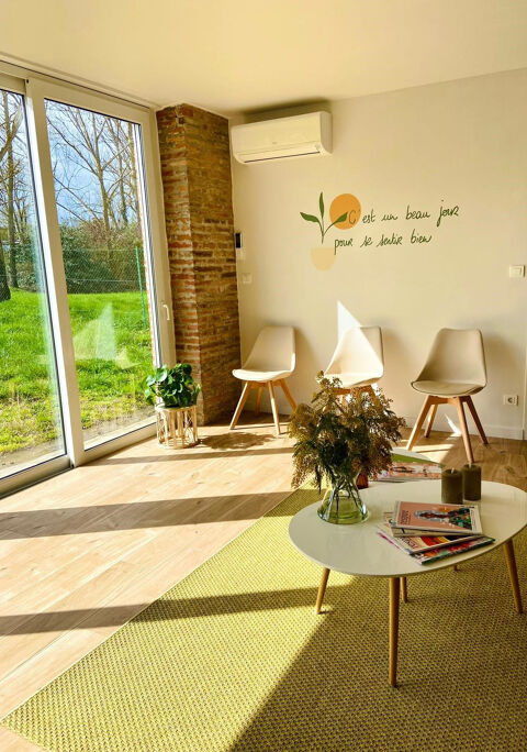   Local professionnel de 170m2 avec terrain arboré et emplacement de parking. 