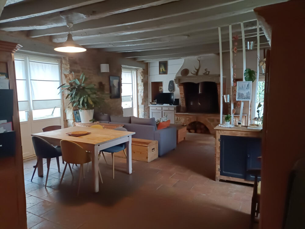 MAISON EN PIERRE T4 avec dépendances à rénover sur 595m2